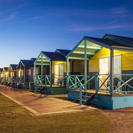 Hotel Dongara Tourist Park Port Denison Esterno foto