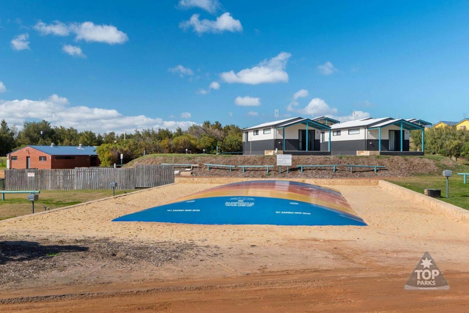 Hotel Dongara Tourist Park Port Denison Esterno foto